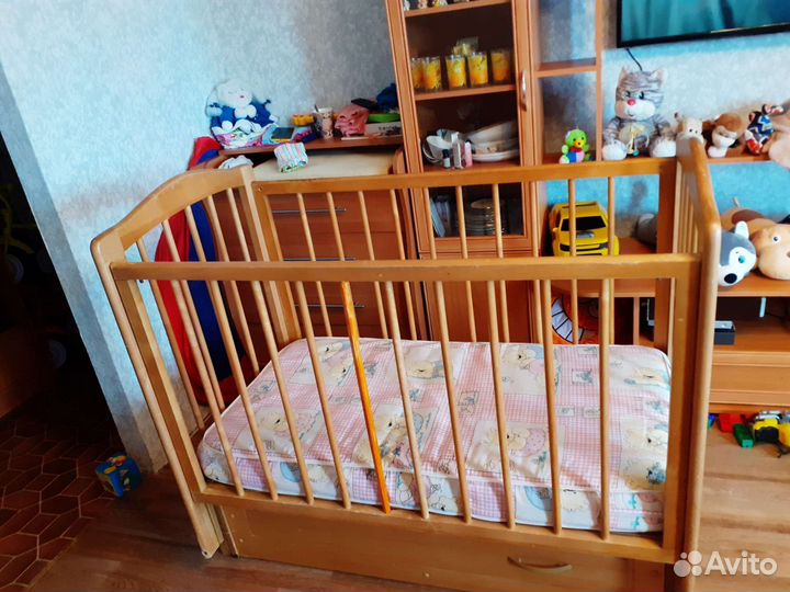 Детская кровать с маятником и матрасом