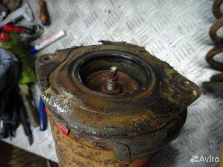 Стойка амортизатора задняя Volkswagen Passat B4