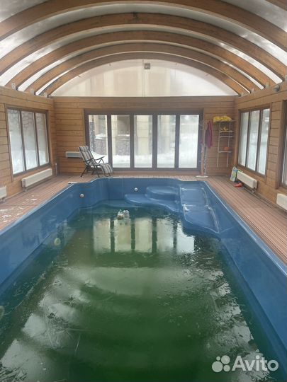 Бассей с павильоном