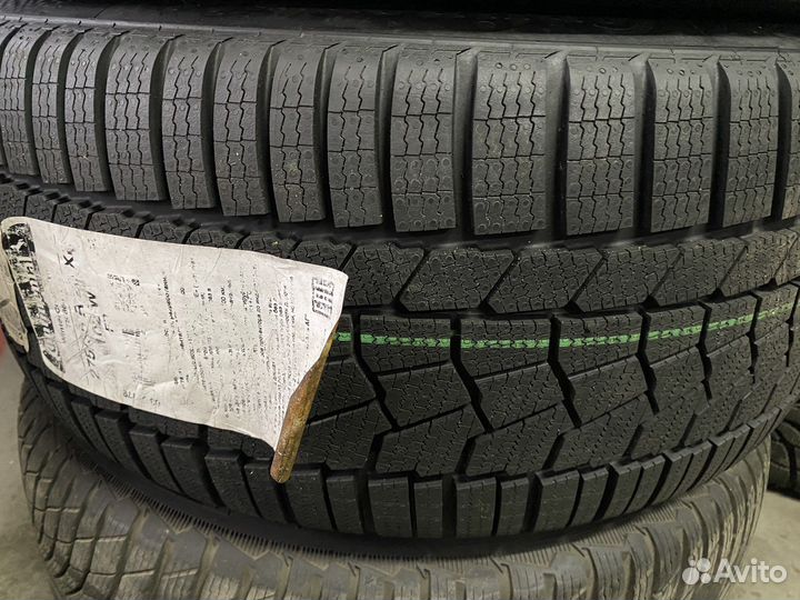 Continental ContiWinterContact TS 860S 275/35 R20 и 245/40 R20 102W