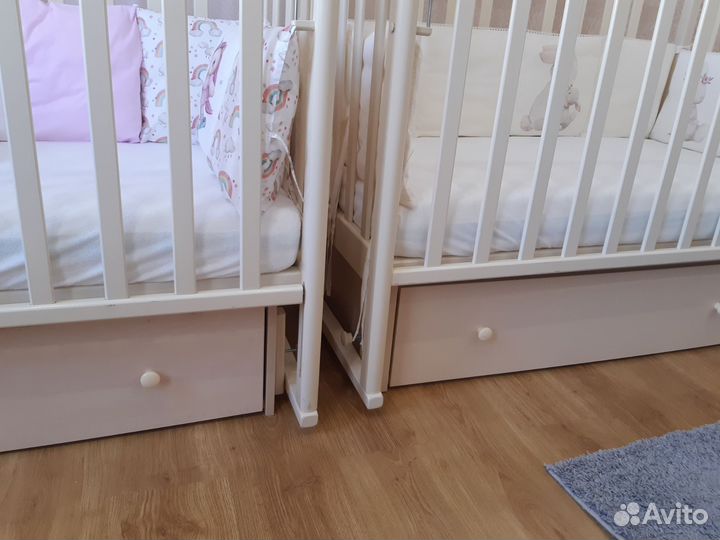Манежка кроватка с матрасом и бортиками, ящиком