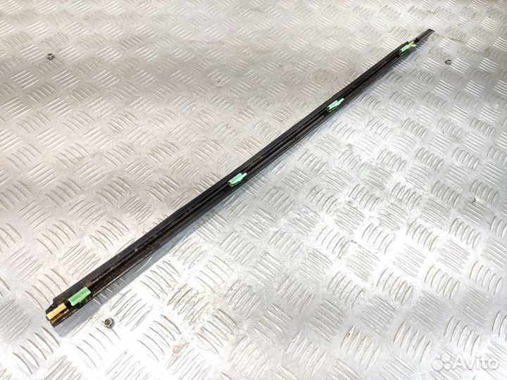 Молдинг стекла двери правой передней Kia Clarus 19