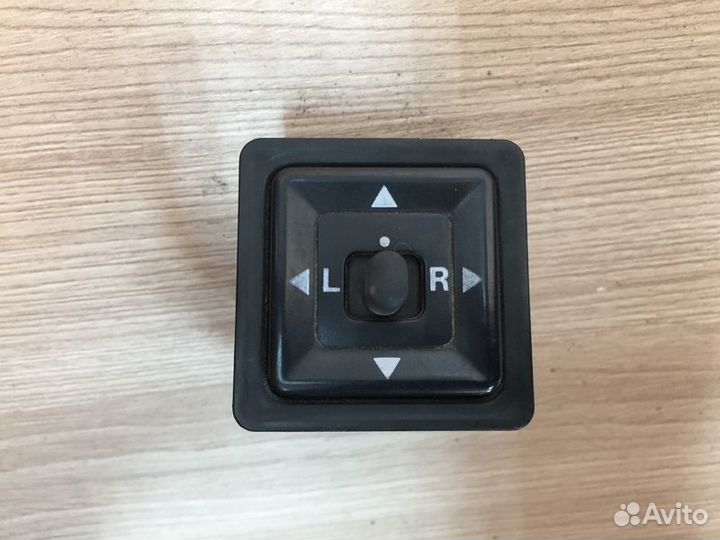 Блок управления зеркалами Mitsubishi Colt CJ с1995