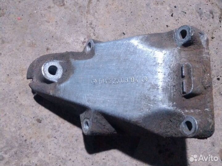 Кронштейн опоры двигателя левый Mercedes-Benz