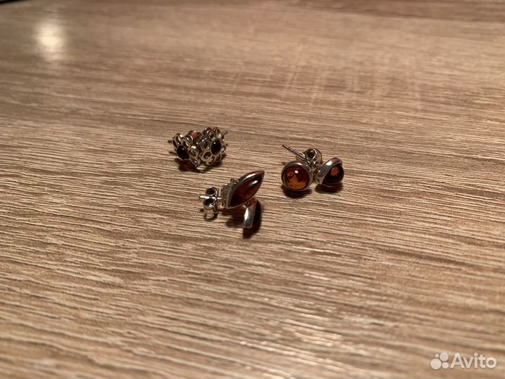 Серьги-гвоздики с натуральным янтарем серебро 925