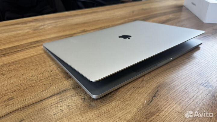 Macbook pro 16 2019 i7/16/512 (2 цикла)