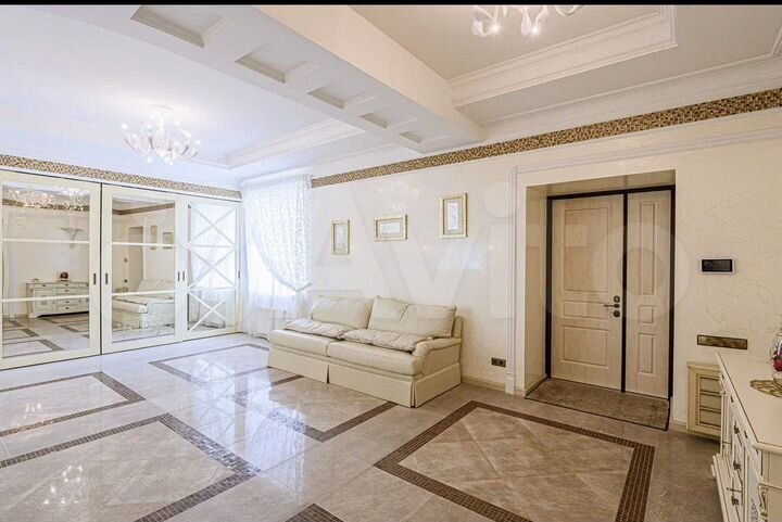 Коттедж 590 м² на участке 10 сот.