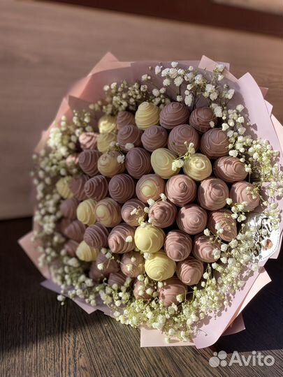 Букет из клубники в шоколаде с гипсофилой