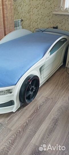 Продам детскую кровать машину