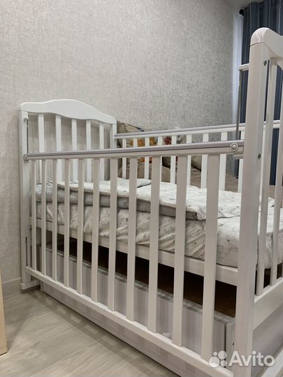 Детская кроватка с маятником