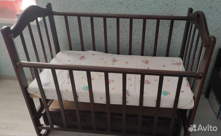 Кроватка детская с маятником