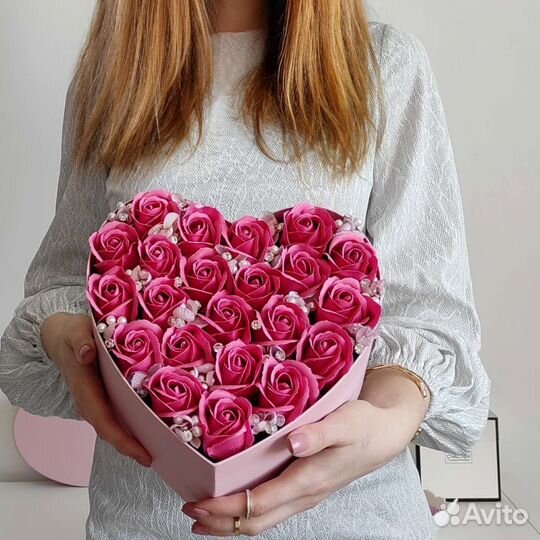 Розы в коробке сердце