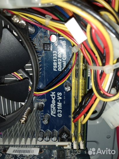 Игровой компьютер с монитором и клавиатурой