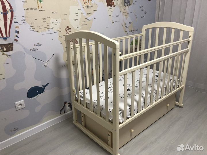 Детская кроватка с маятником