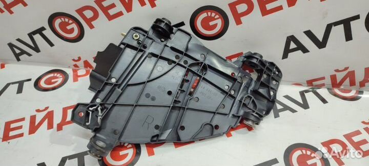 Кронштейн фары правый Volkswagen Touareg 7LA BAR