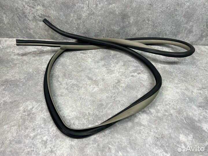 Уплотнитель дверного проема задний правый Toyota