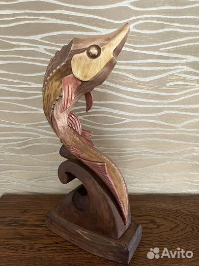 Резная статуэтка из дерева