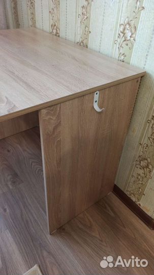 Письменный стол и полка для книг