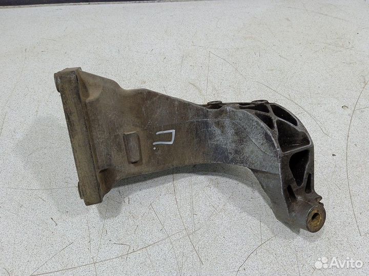 Кронштейн двигателя