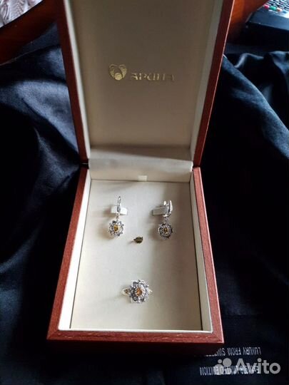 Золотой комплект серьги и кольцо с бриллиантами, з
