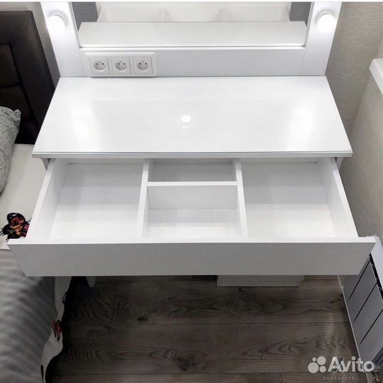 Гримерный столик визажиста с гримерным зеркалом дл