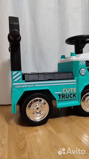 Машинка-каталка с родительской ручкой