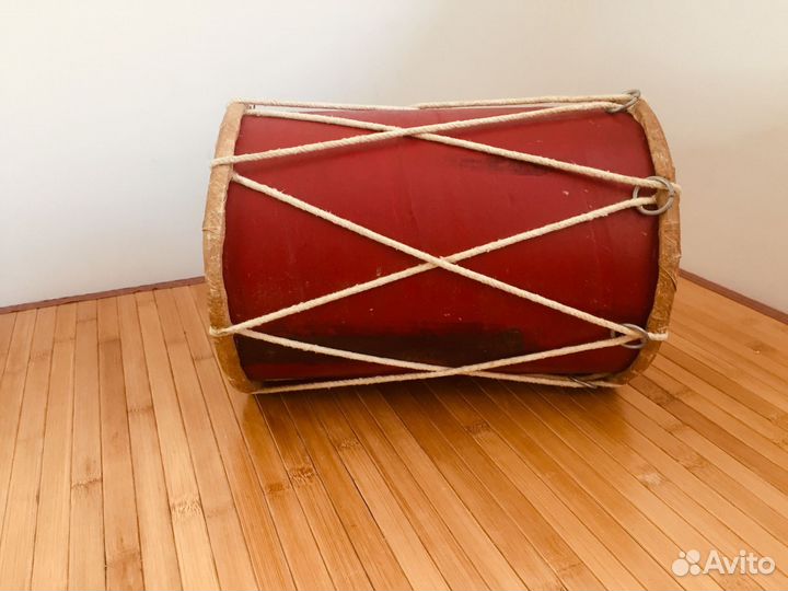 Винтажный красный барабан/бонго