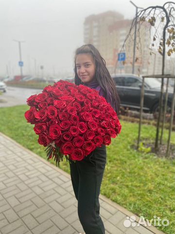 Букет из 25 красных роз Explorer и белых Mondiale