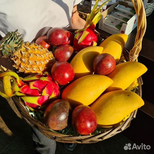 Корзина с экзотическими фруктами Таиланда