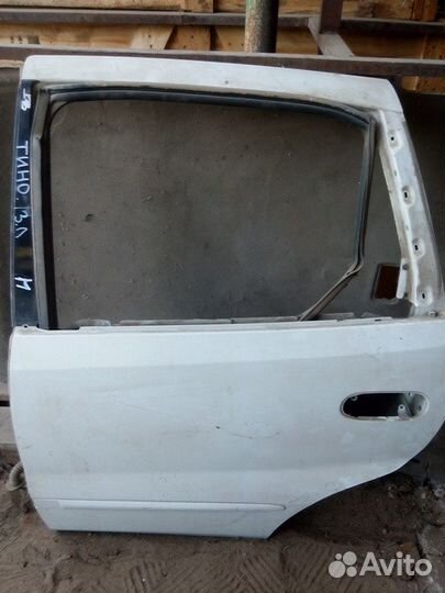 Ниссан Тино дверь с дифектом