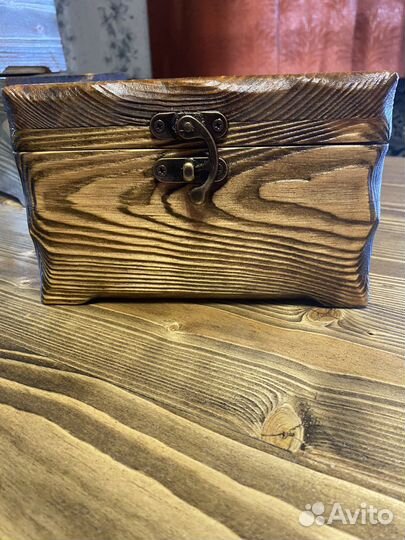 Деревянная шкатулка