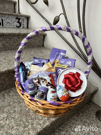 Корзина со сладостями на подарок