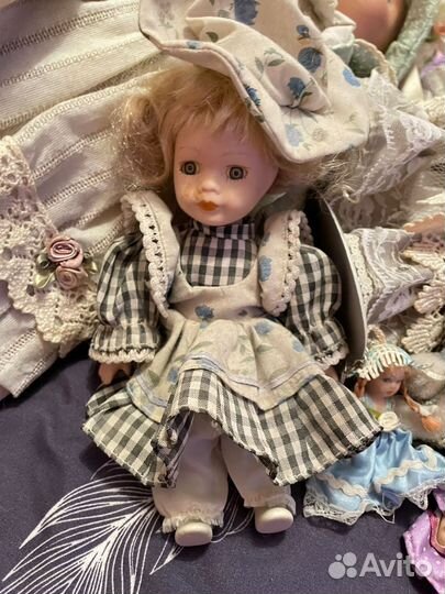Кукла фарфоровая