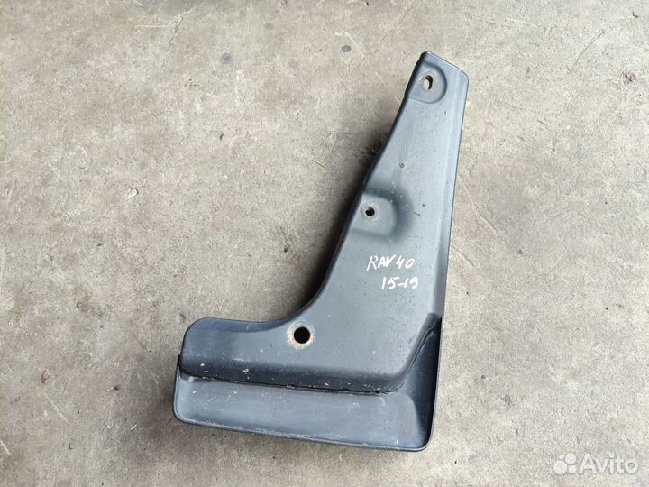 Брызговик передний левый Toyota RAV4 40 2015-19