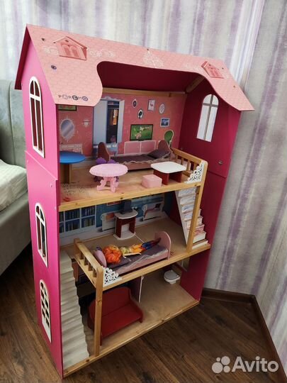 Кукольный домик с мебелью и куклами