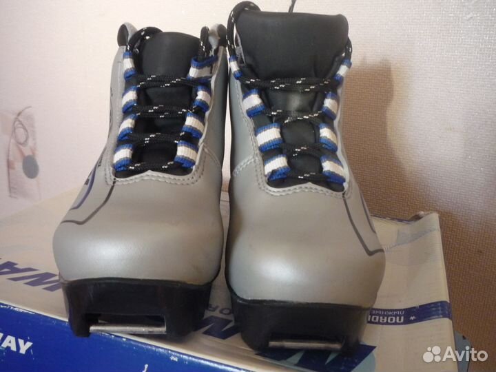 Лыжные ботинки р.31 б/у и р.32 новые,защита ролико