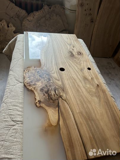 Стол из эпоксидной смолы и слэба карагач дуб