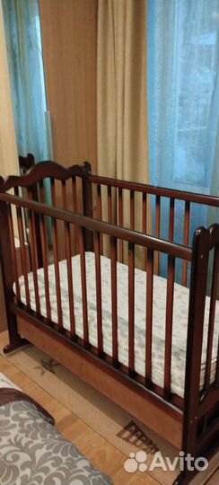 Детская кроватка с маятником и ящиком