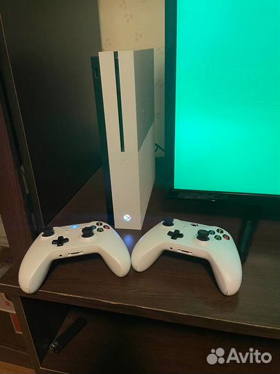 Xbox One S 1TB + 2 геймпада