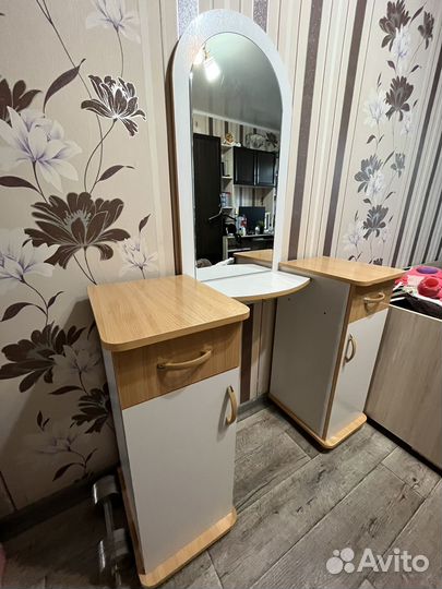 Туалетный столик с зеркалом
