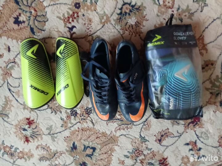 Футбольные бутсы, футбольные перчатки, и щитки