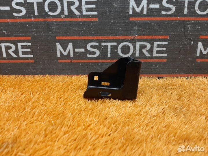 Крепление радиатора левое Mercedes-Benz C-Class