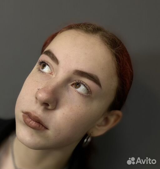 Модель на брови