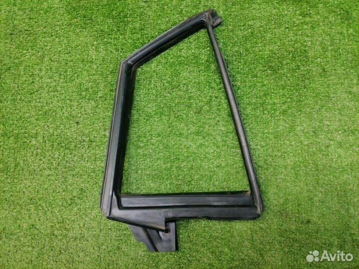 Уплотнитель стекла двери задний правый Mazda 6 GH