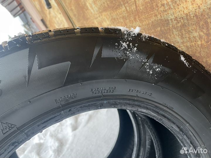 Pirelli Ice Zero 215/65 R16