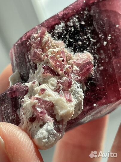 Кристалл турмалин рубеллит
