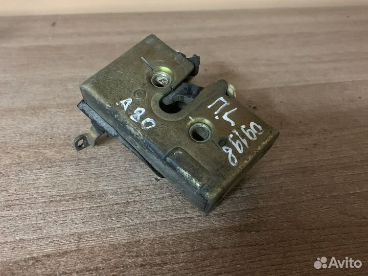 Замок двери передней левой Audi 80