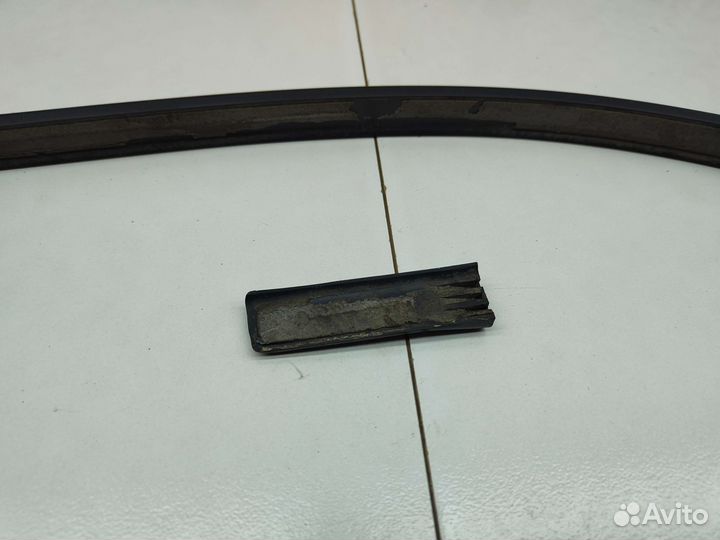 Молдинг двери передней правой Suzuki Swift MA 97г