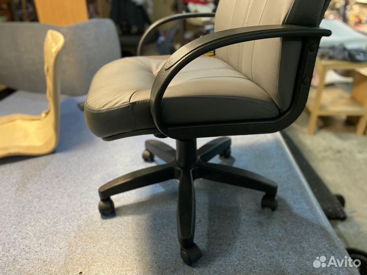 Офисное кресло