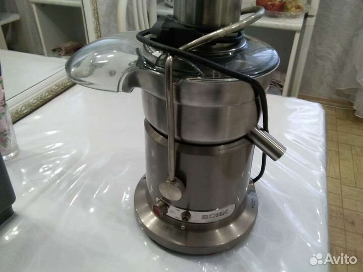 Центробежная соковыжималка bork JU CUN 20120